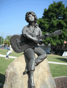 Miley Cyrus Statue in Sevierville