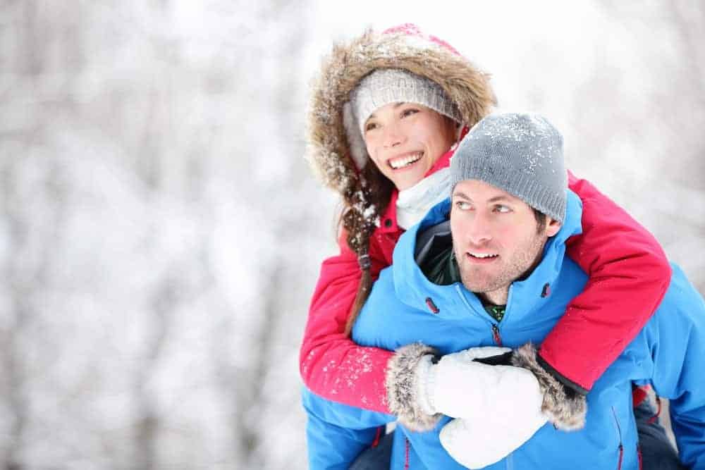 couple winter hiking in the Smoky Moutnains