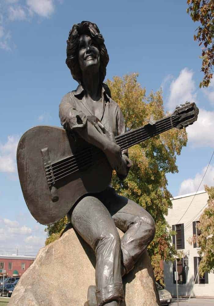 Statue of Dolly Parton in downtown Sevierville near the courthouse