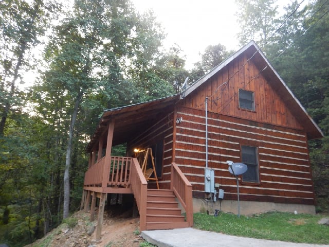 A Cozy Getaway in Between Pigeon Forge and Gatlinburg !!!