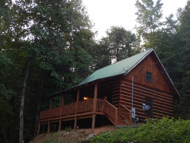 A Cozy Getaway in Between Pigeon Forge and Gatlinburg !!!