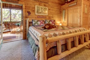 Arrowhead Log Cabin Resort: Cuddly Bear Hideaway Cabin
