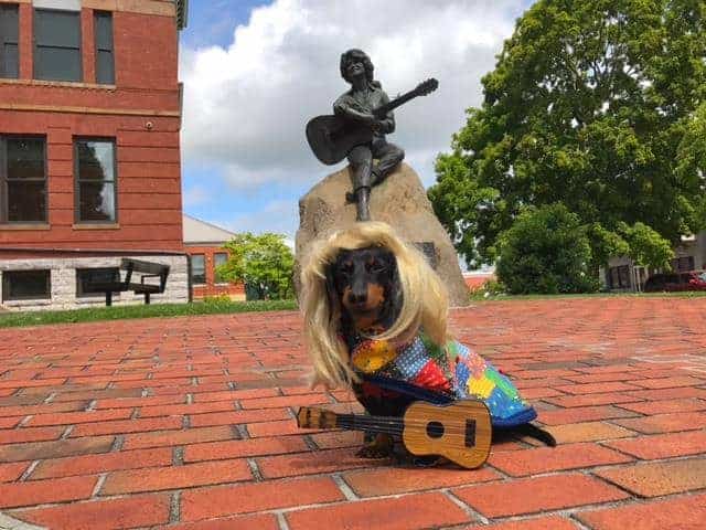 Crusoe at the Dolly Parton Statue