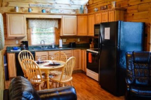 Fully stocked kitchen w/table and chairs for 6-8