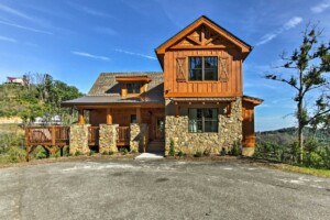 New Build 2018 Luxury 4Bd/4Bt Cabin with theater, game room, hot tub!
