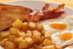 assiette de petit-déjeuner au restaurant