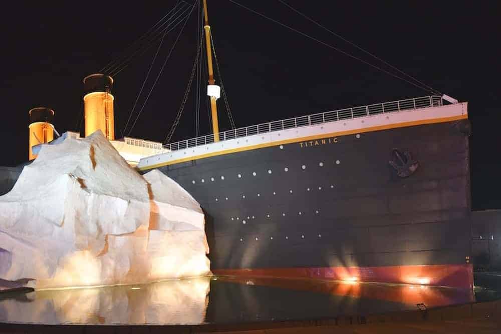 titanic museum in pigeon forge at night