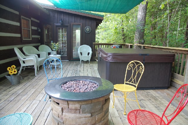 Outdoor patio with 4 person Hot Tub