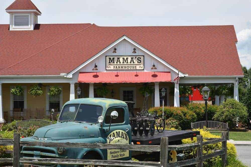 outside of mama's farmhouse in pigeon forge