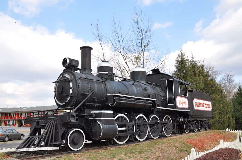 train from smoky mountain railroad