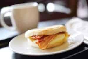 breakfast sandwich com café