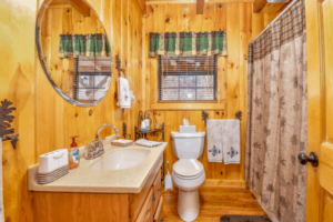 Secluded Large Cabin w/ Hot Tub, Near Gatlinburg/Pigeon Forge