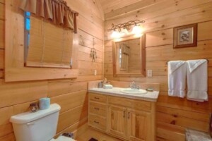 Lazy Bear Lodge — Cute+Cozy+Nestled in the Hills with Hot Tub and WiFi