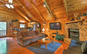 Cozy Bear Lodge — Romantic+Nestled in the Woods with Hot Tub and WiFi