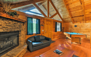 Cozy Bear Lodge — Romantic+Nestled in the Woods with Hot Tub and WiFi