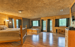 Cozy Bear Lodge — Romantic+Nestled in the Woods with Hot Tub and WiFi