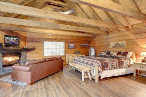 Beary Bungalow — Secluded Cozy Log Cabin with Views of Mountains