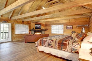 Beary Bungalow — Secluded Cozy Log Cabin with Views of Mountains
