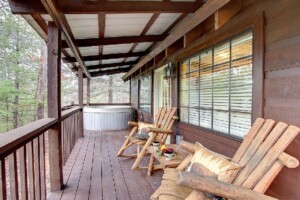 Beary Bungalow — Secluded Cozy Log Cabin with Views of Mountains