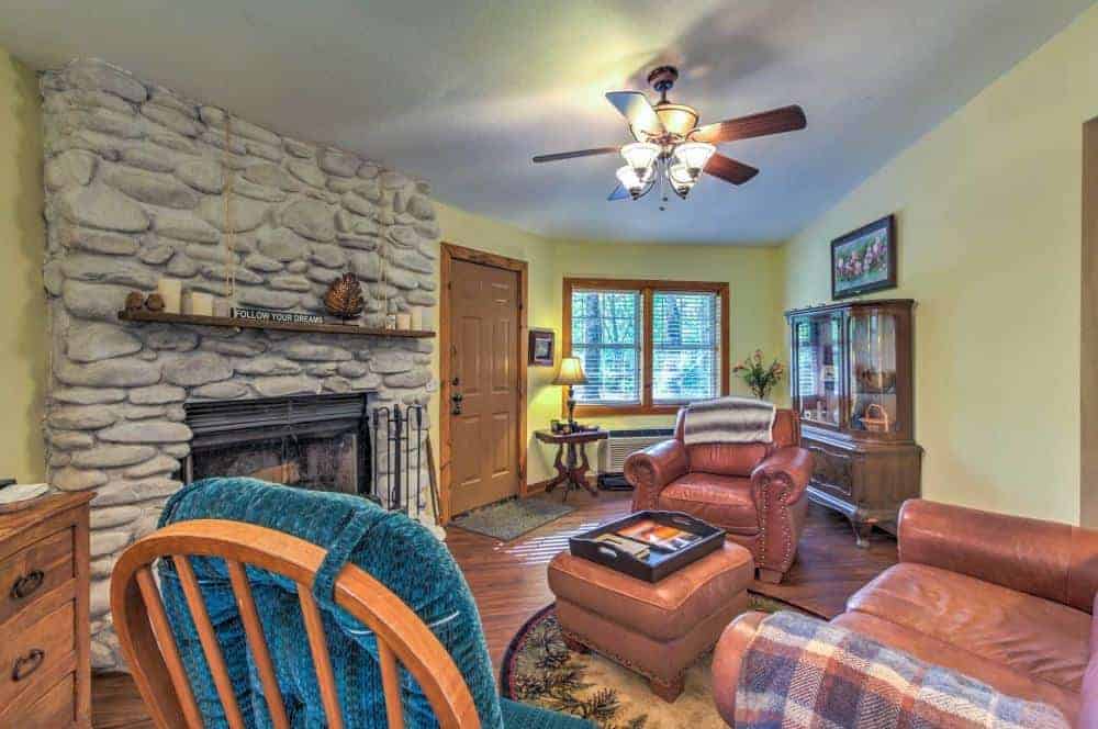 Living room in Two Owls and a View Cabin in Smoky Mountains