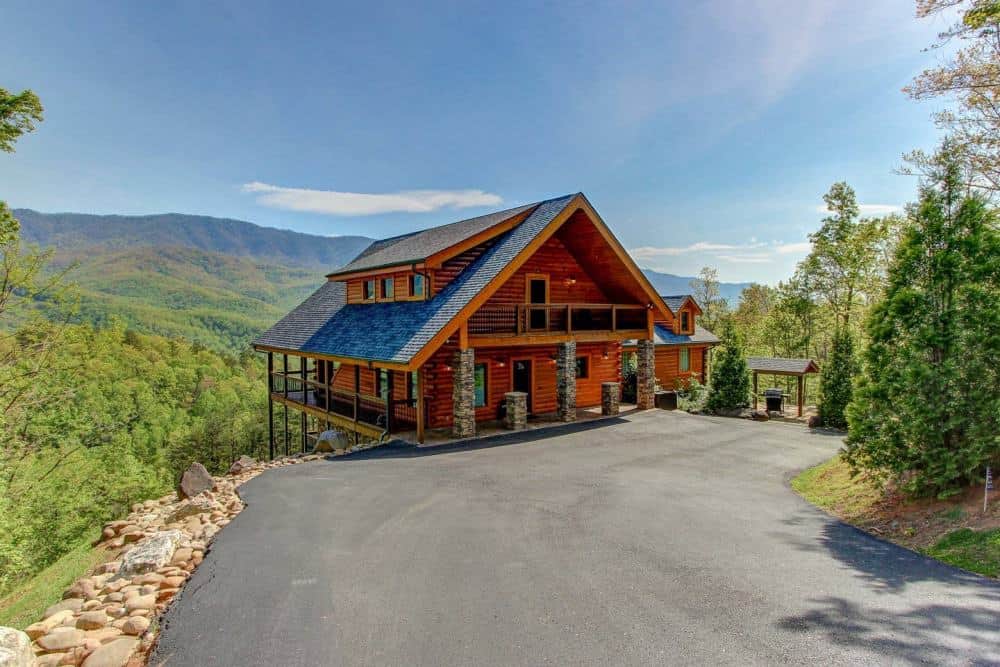 Gatlinburg cabin with gorgeous mountain view in the background
