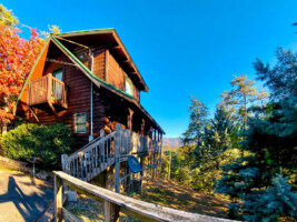 Cozy Cabin with Stunning Views! Sleeps 8. Close to Pigeon Forge & Gatlinburg!