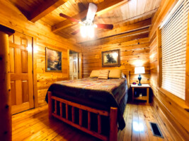 Cozy Cabin with Stunning Views! Sleeps 8. Close to Pigeon Forge & Gatlinburg!