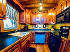 Cozy Cabin with Stunning Views! Sleeps 8. Close to Pigeon Forge & Gatlinburg!