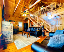 Cozy Cabin with Stunning Views! Sleeps 8. Close to Pigeon Forge & Gatlinburg!