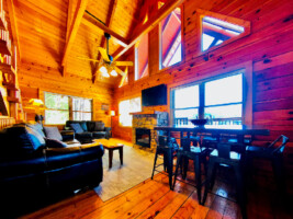 Cozy Cabin with Stunning Views! Sleeps 8. Close to Pigeon Forge & Gatlinburg!