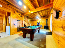 Cozy Cabin with Stunning Views! Sleeps 8. Close to Pigeon Forge & Gatlinburg!