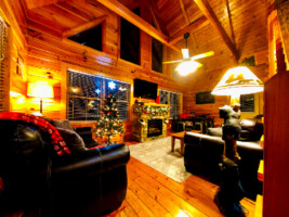 Cozy Cabin with Stunning Views! Sleeps 8. Close to Pigeon Forge & Gatlinburg!