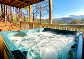 Cozy Cabin with Stunning Views! Sleeps 8. Close to Pigeon Forge & Gatlinburg!