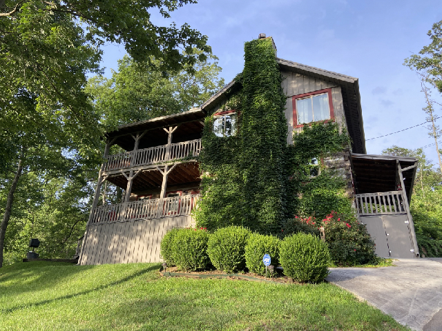 Bear Footin Cabin