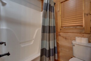 Main level shared bathroom w/tub/shower combo