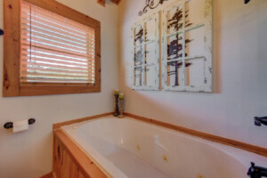 Whirlpool tub in upstairs bathroom