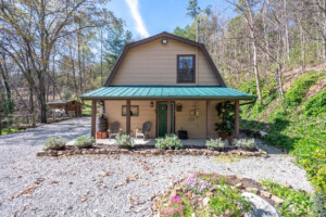 BARN CABIN IN THE VALLEY