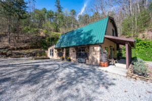 BARN CABIN IN THE VALLEY