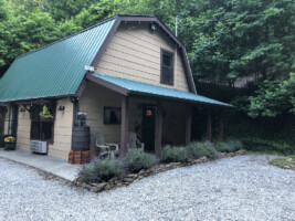 BARN CABIN IN THE VALLEY