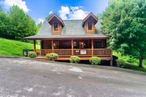 Cabin with parking space for 2 cars