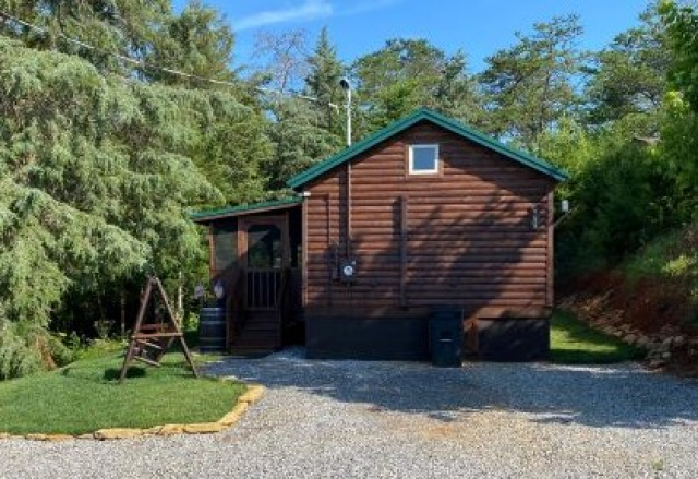 Brand new Amish built cabin - full amenities