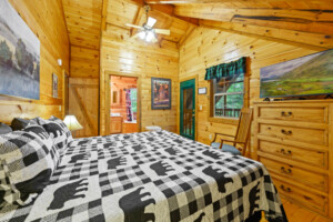 Gypsy Road Wears Valley Log Cabin - Upper Level Bedroom