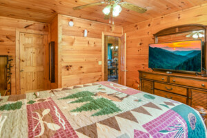 Easy Livin' Log Cabin - Bedroom #2 Queen Bed