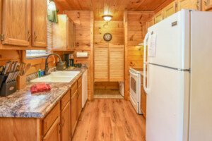 Easy Livin' Log Cabin - Kitchen
