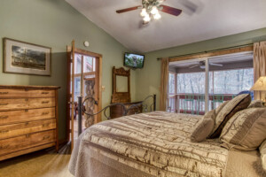 Right king bedroom suite w/ screened porch attached