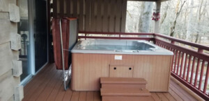 Hot tub w/privacy wall overlooking the river