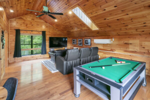 Gameroom w/ pool table/multicade game/game table w/ board games