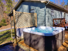 Charming Cottage w/Hot Tub!