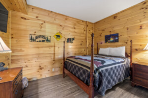 Black Bear Room with Queen Bed