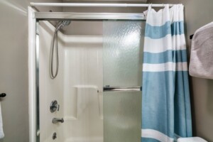 Jacuzzi in the second bathroom